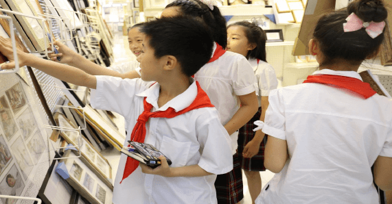 浦东新世界实验小学学生参观上海金年会实业有限公司相框展厅