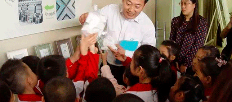 山东金年会再生再生资源股份有限公司向太公湖小学学生推广资源回收再生的环保理念